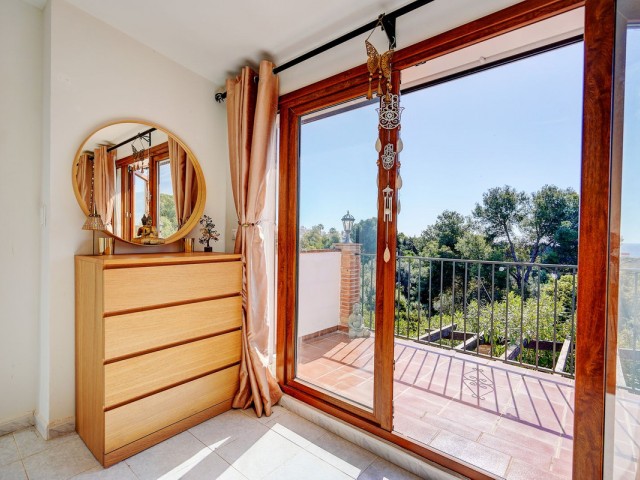 Villa con 4 Dormitorios  en Calahonda
