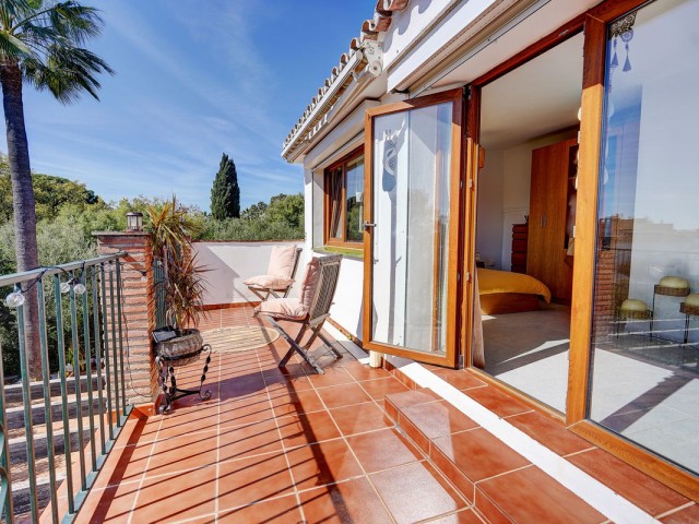 Villa con 4 Dormitorios  en Calahonda