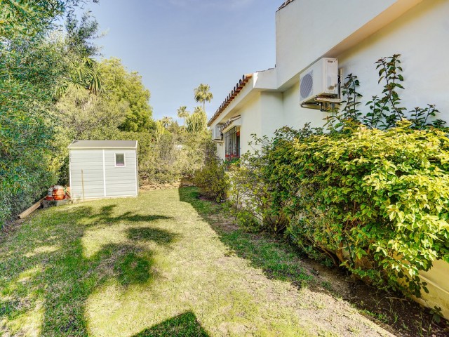Villa con 4 Dormitorios  en Calahonda