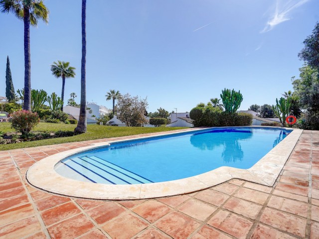 Villa con 4 Dormitorios  en Calahonda