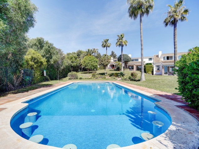 Villa con 4 Dormitorios  en Calahonda