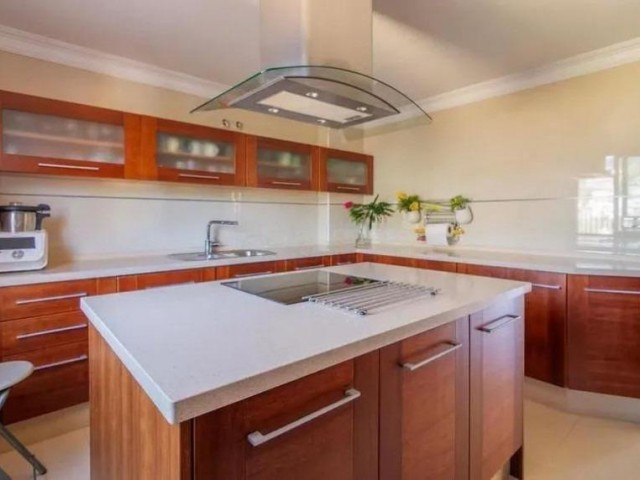 6 Bedrooms Villa in Benalmadena