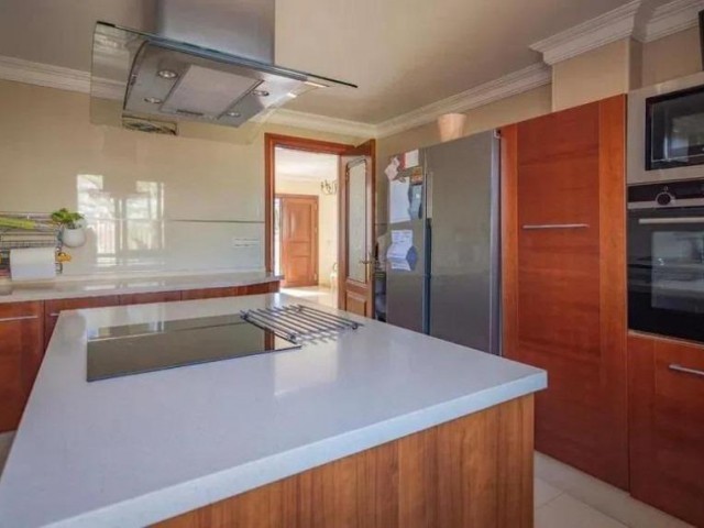 6 Bedrooms Villa in Benalmadena