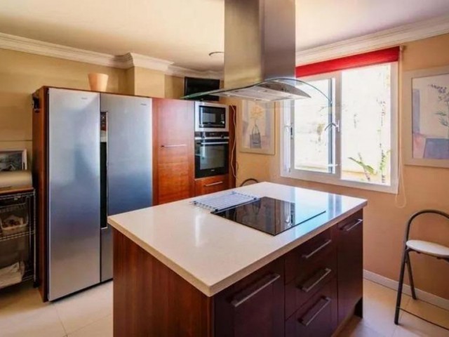 6 Bedrooms Villa in Benalmadena