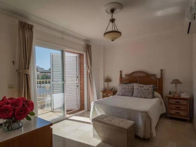 6 Bedrooms Villa in Benalmadena