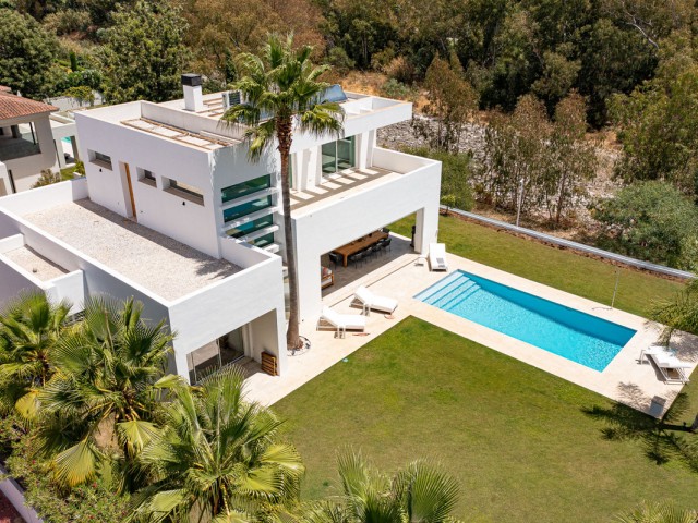 4 Bedrooms Villa in Guadalmina Baja