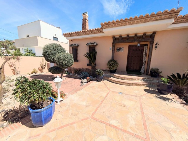 Villa con 4 Dormitorios  en Torremolinos