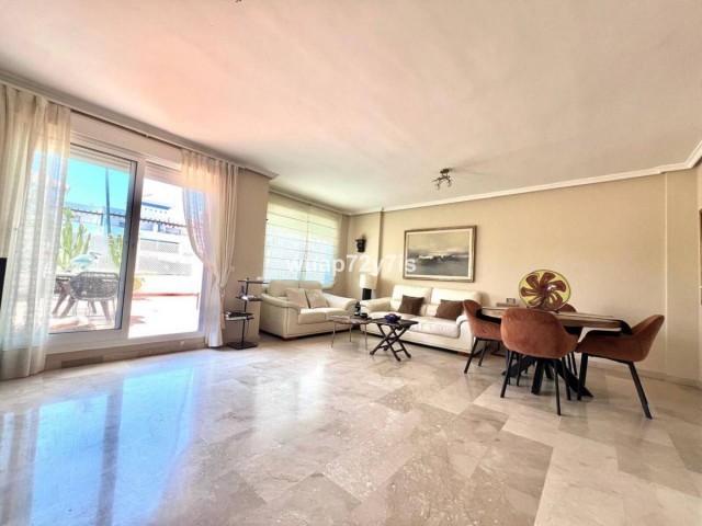 Maison mitoyenne avec 5 Chambres  à Estepona