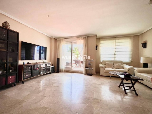 Maison mitoyenne avec 5 Chambres  à Estepona