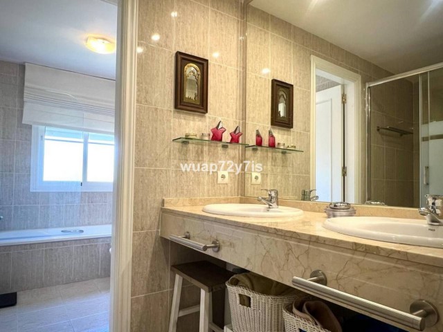 Maison mitoyenne avec 5 Chambres  à Estepona
