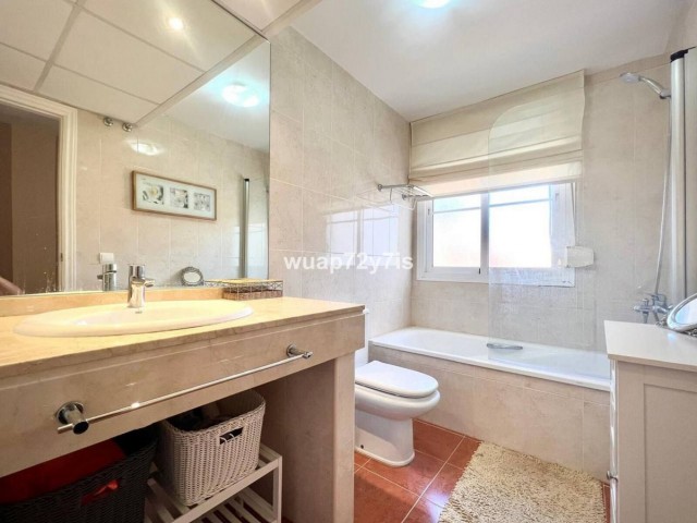 Maison mitoyenne avec 5 Chambres  à Estepona