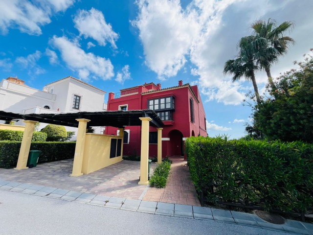 2 Bedrooms Townhouse in Sotogrande