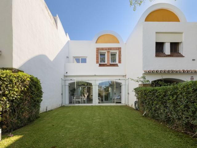 Maison mitoyenne avec 3 Chambres  à Estepona
