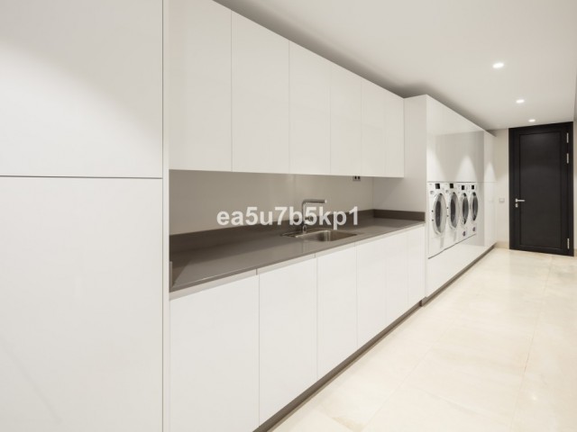 7 Bedrooms Villa in Benahavís
