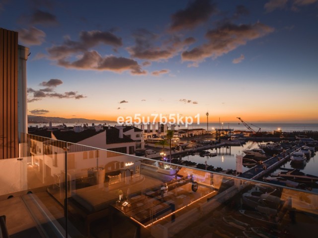 Penthouse avec 4 Chambres  à Puerto Banús
