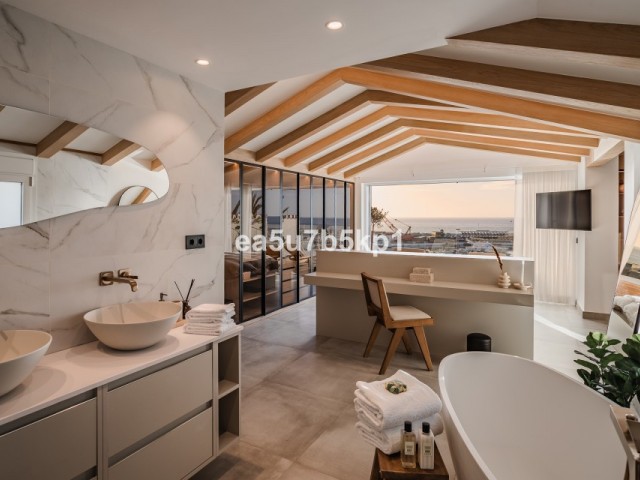 Penthouse avec 4 Chambres  à Puerto Banús