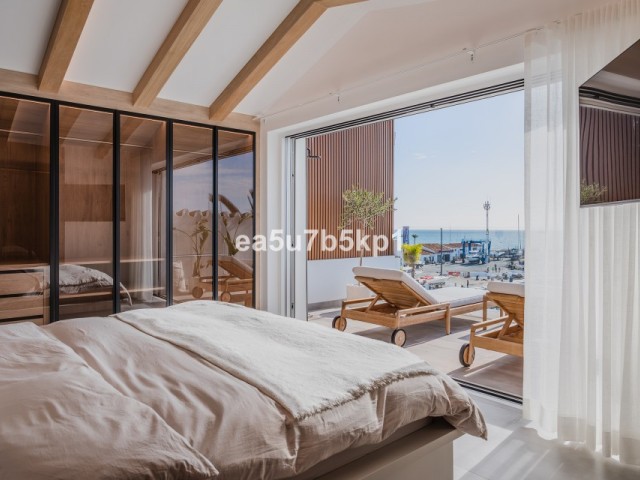 Ático con 4 Dormitorios  en Puerto Banús