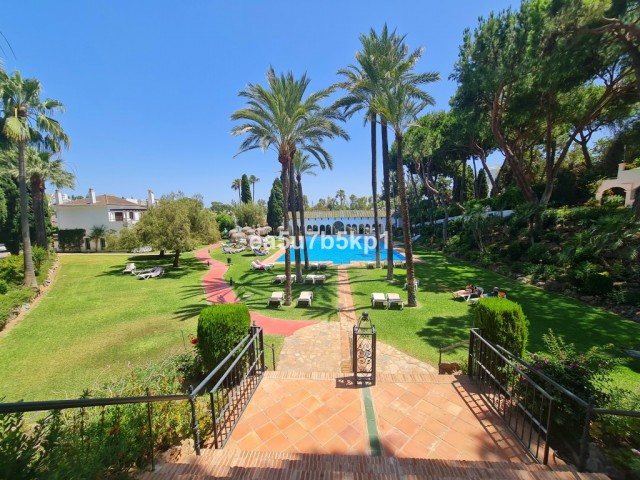 Adosado con 5 Dormitorios  en Marbella