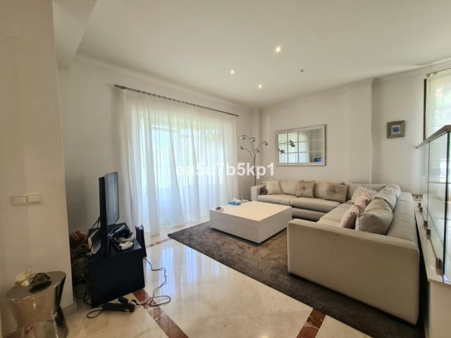 Adosado con 5 Dormitorios  en Marbella