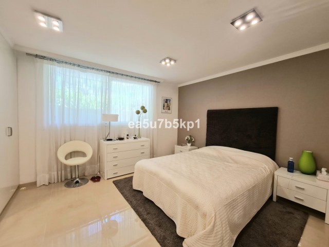 Adosado con 5 Dormitorios  en Marbella