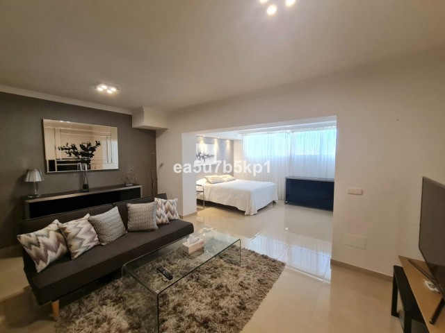 Adosado con 5 Dormitorios  en Marbella