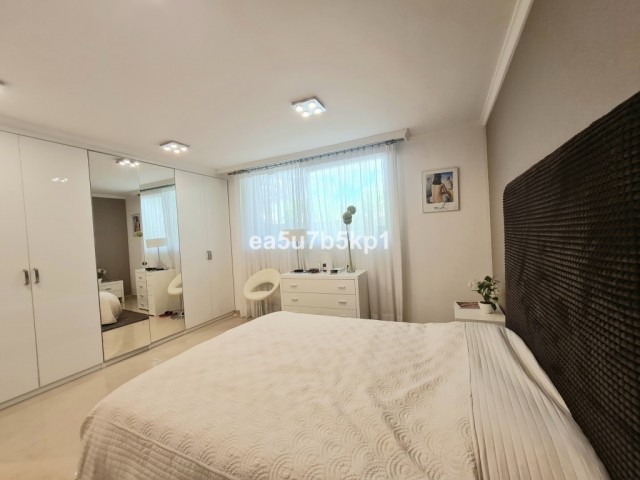 Adosado con 5 Dormitorios  en Marbella