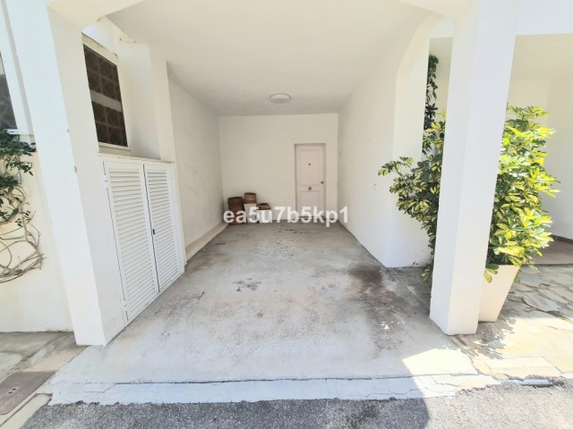 Adosado con 5 Dormitorios  en Marbella