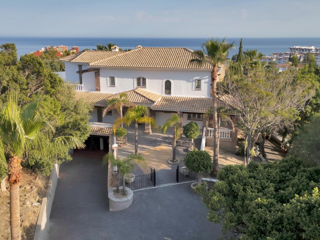 9 Bedrooms Villa in Benalmadena