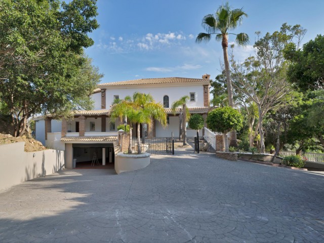 9 Bedrooms Villa in Benalmadena