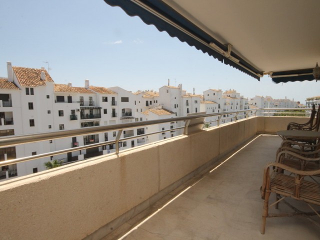 Apartamento con 2 Dormitorios  en Puerto Banús