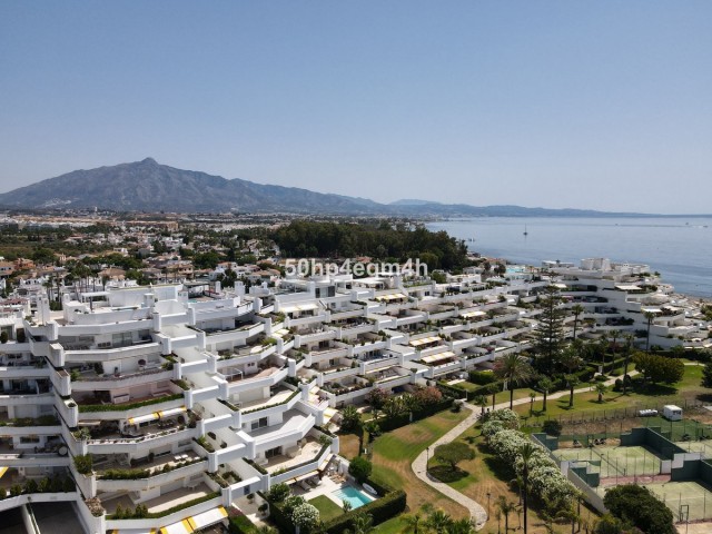 4 Bedrooms Apartment in Guadalmina Baja