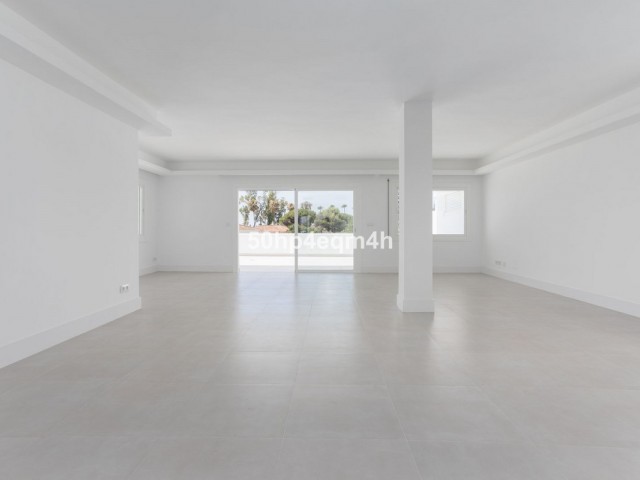 4 Bedrooms Apartment in Guadalmina Baja