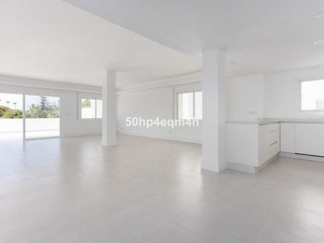 4 Bedrooms Apartment in Guadalmina Baja