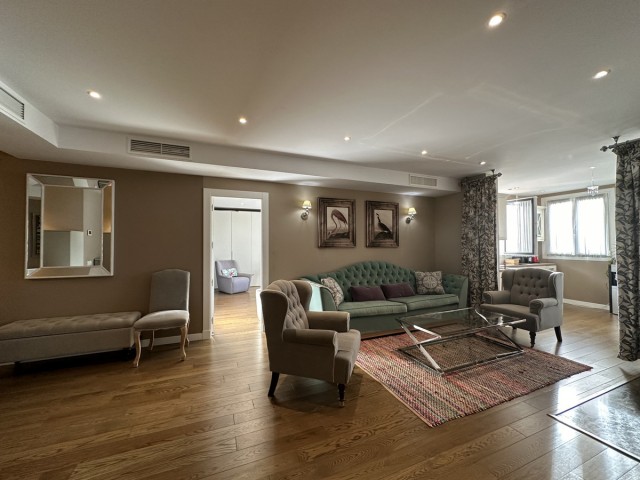 Apartamento con 3 Dormitorios  en Puerto Banús