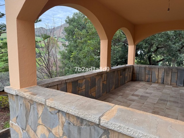 4 Bedrooms Villa in Estepona