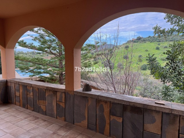 4 Bedrooms Villa in Estepona
