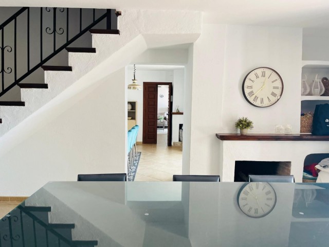 Maison mitoyenne avec 6 Chambres  à Mijas