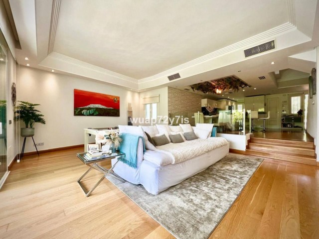 Maison mitoyenne avec 4 Chambres  à Estepona