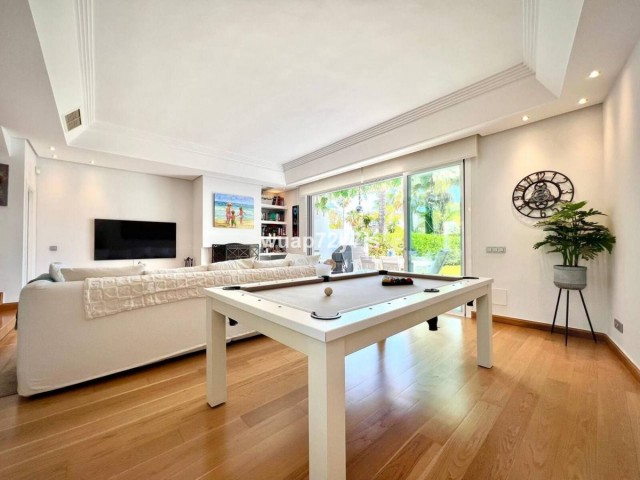 Maison mitoyenne avec 4 Chambres  à Estepona