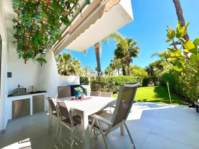 Maison mitoyenne avec 4 Chambres  à Estepona