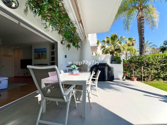 Maison mitoyenne avec 4 Chambres  à Estepona