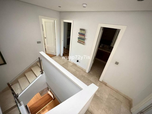 Maison mitoyenne avec 4 Chambres  à Estepona