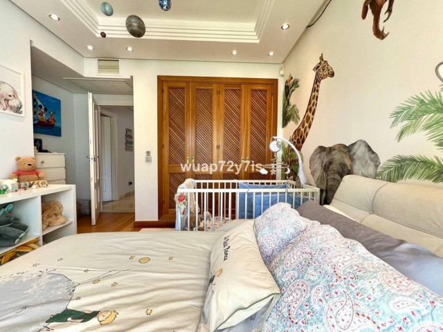 Maison mitoyenne avec 4 Chambres  à Estepona