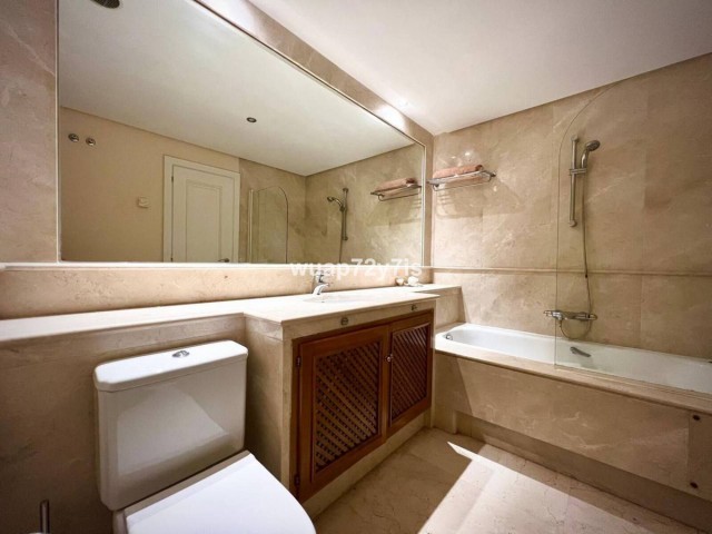Maison mitoyenne avec 4 Chambres  à Estepona