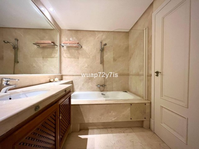 Maison mitoyenne avec 4 Chambres  à Estepona