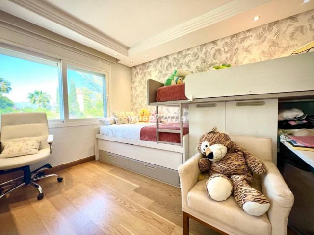 Maison mitoyenne avec 4 Chambres  à Estepona