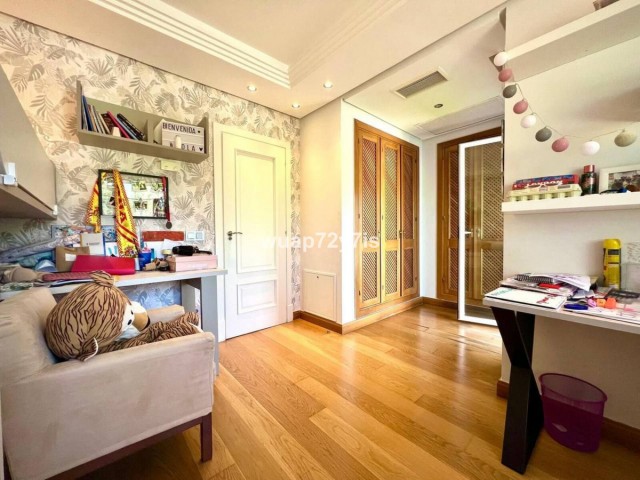 Maison mitoyenne avec 4 Chambres  à Estepona