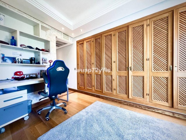 Maison mitoyenne avec 4 Chambres  à Estepona