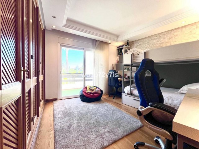 Maison mitoyenne avec 4 Chambres  à Estepona