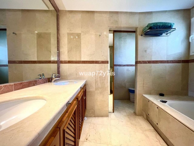 Maison mitoyenne avec 4 Chambres  à Estepona